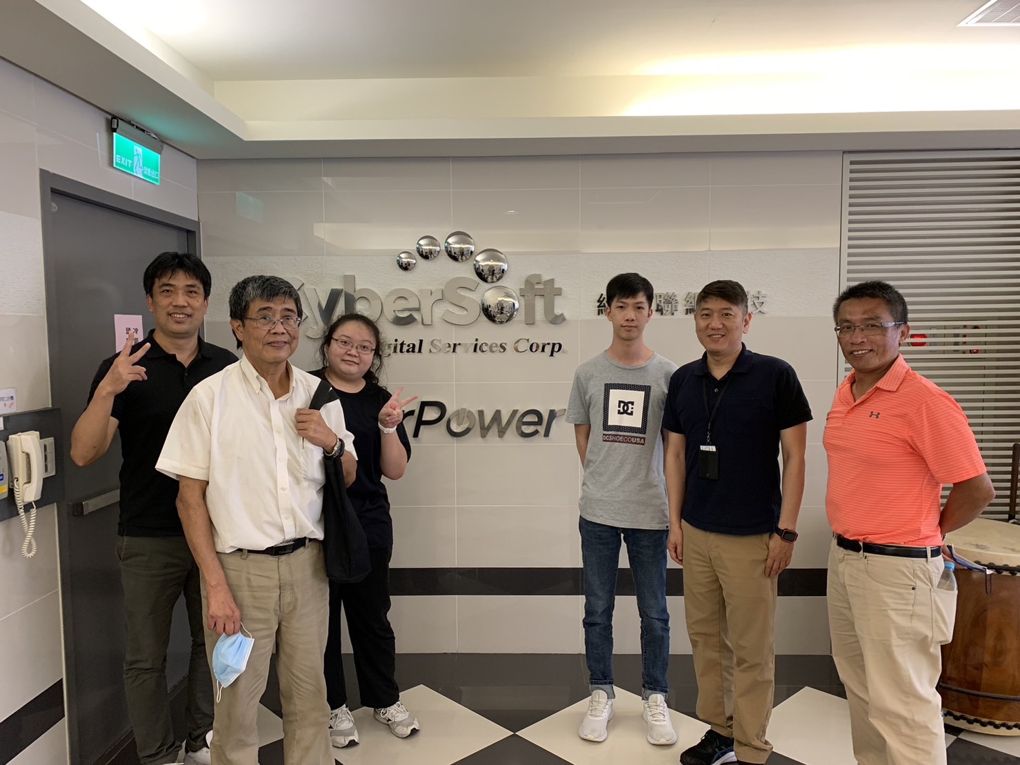 賴森堂老師與洪大程老師至「經貿聯網科技股份有限公司」訪視