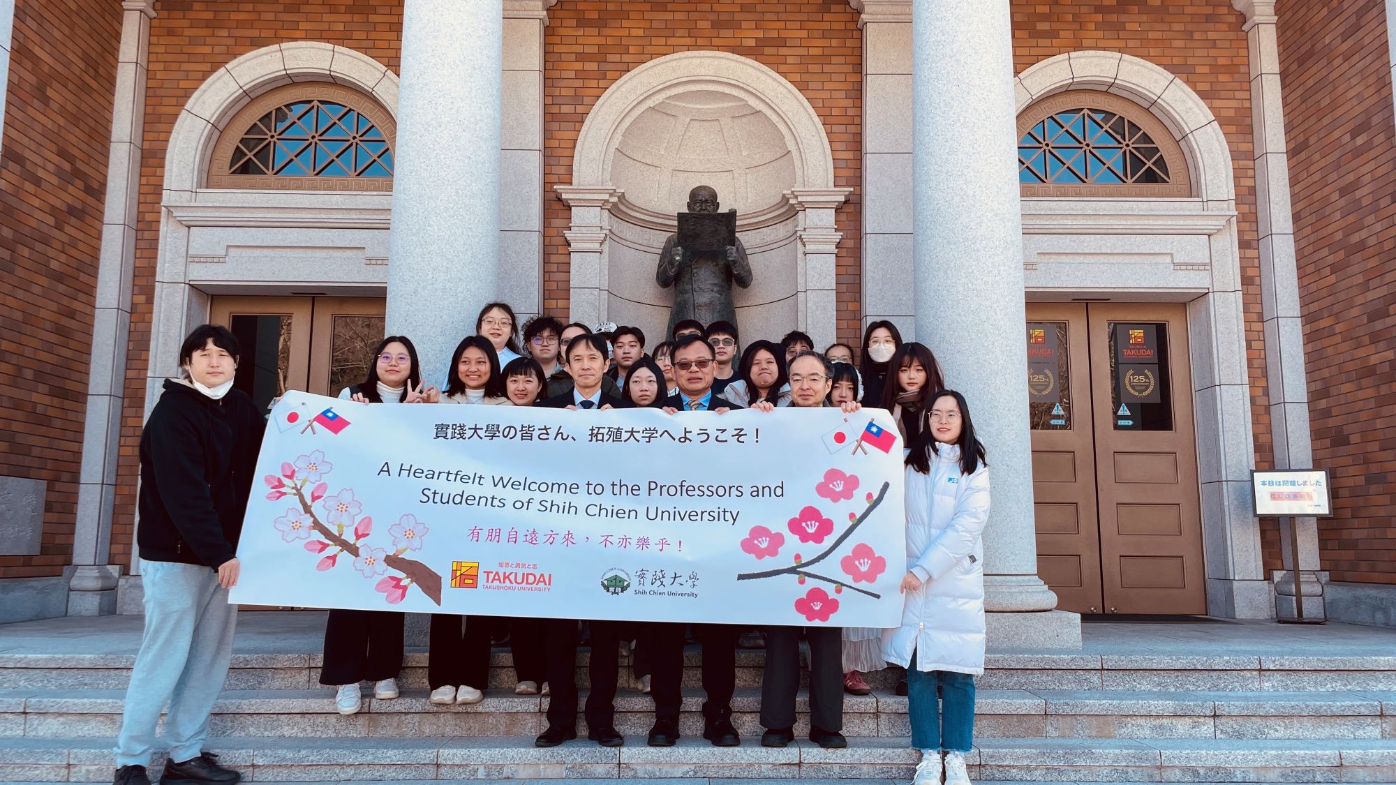 團隊於拓殖大學合影 (工學院院長香川美仁教授與國際交流委員會主席大森裕二教授一起合影)