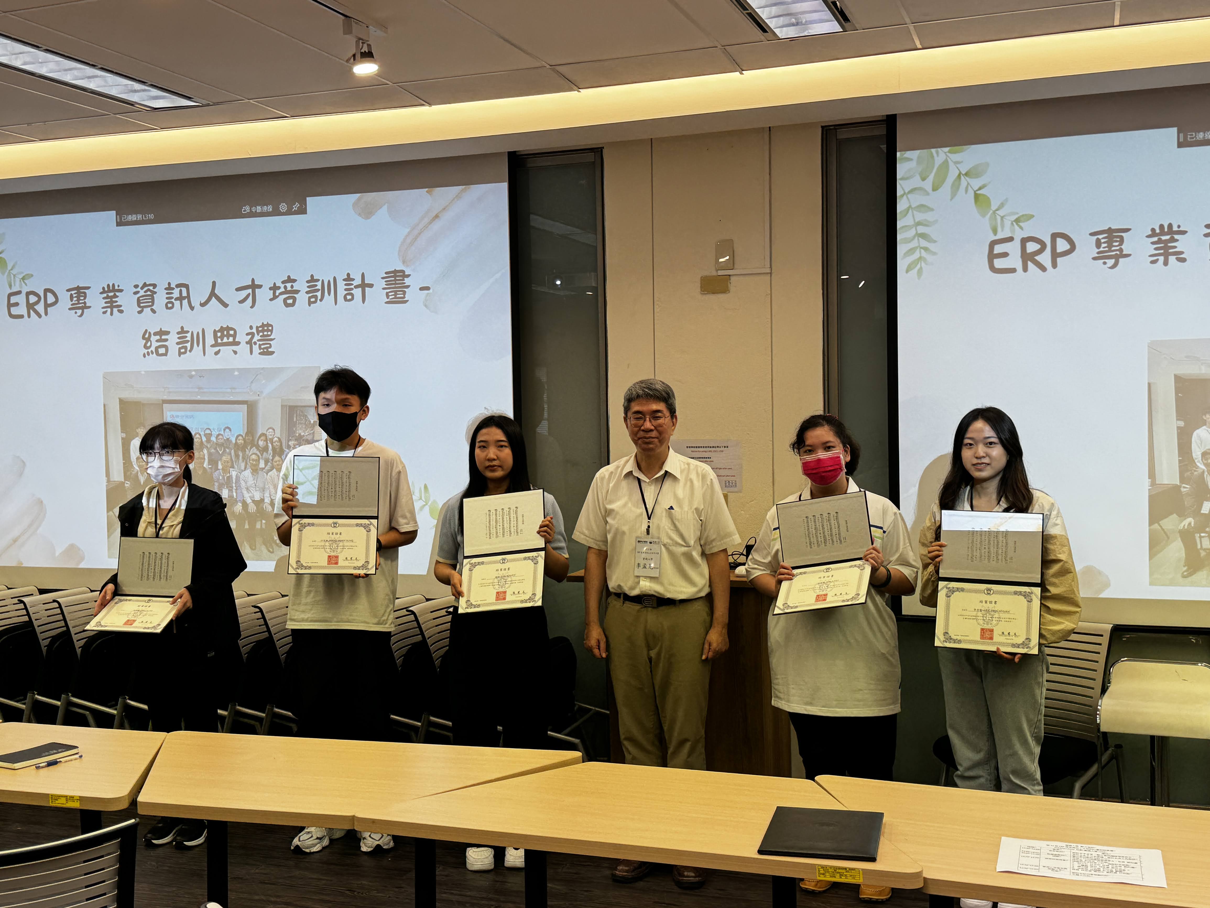 李孟晃副校長頒授結業證書